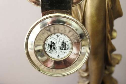 A beautiful vintage Cyranomatic battery operated swing pendulum clock w Quartz movement, working.