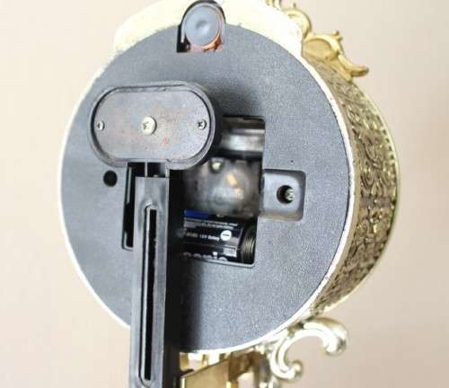A beautiful vintage Cyranomatic battery operated swing pendulum clock w Quartz movement, working.