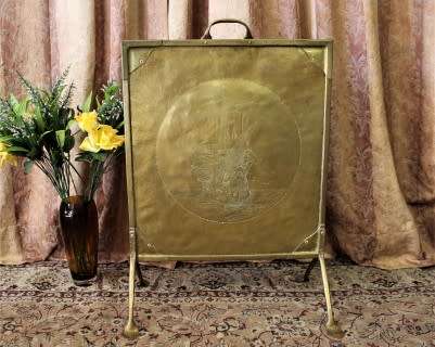An attractive vintage brass fireplace screen. Wonderful in front a fireplace!