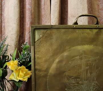 An attractive vintage brass fireplace screen. Wonderful in front a fireplace!