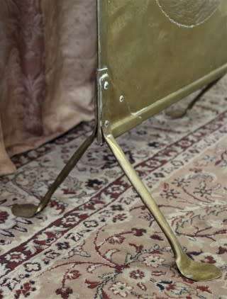 An attractive vintage brass fireplace screen. Wonderful in front a fireplace!