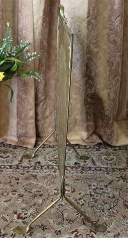 An attractive vintage brass fireplace screen. Wonderful in front a fireplace!