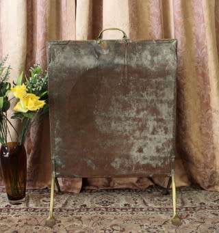 An attractive vintage brass fireplace screen. Wonderful in front a fireplace!
