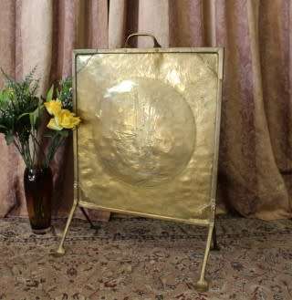 An attractive vintage brass fireplace screen. Wonderful in front a fireplace!