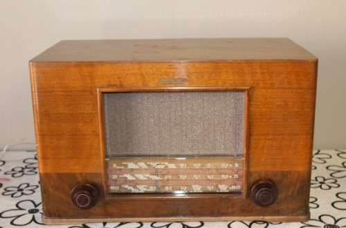 An awesome vintage American made for The Gramophone co valve radio in perfect working order