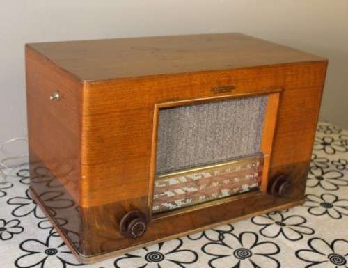 An awesome vintage American made for The Gramophone co valve radio in perfect working order