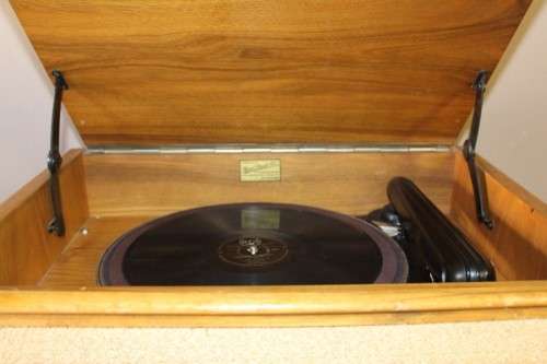 A stunning vintage Rand Radio Paillard table top radiogram in working order. Awesome!!!!