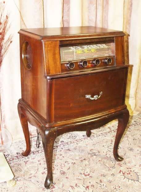 A wonderful vintage Cambridge PYE radiogram in a stylish wood cabinet in working order.