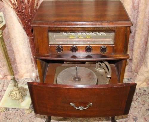 A wonderful vintage Cambridge PYE radiogram in a stylish wood cabinet in working order.