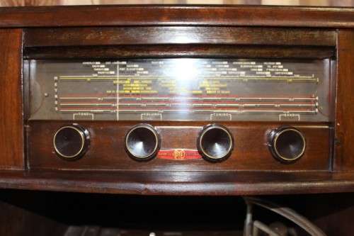 A wonderful vintage Cambridge PYE radiogram in a stylish wood cabinet in working order.
