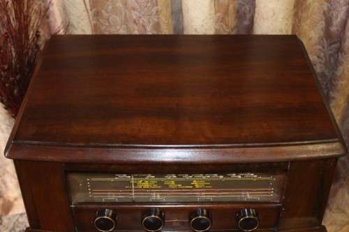 A wonderful vintage Cambridge PYE radiogram in a stylish wood cabinet in working order.