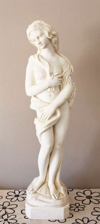 A gorgeous large oxylite statue of a lady in great condition. Beautiful on display in all rooms!!