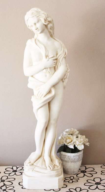 A gorgeous large oxylite statue of a lady in great condition. Beautiful on display in all rooms!!