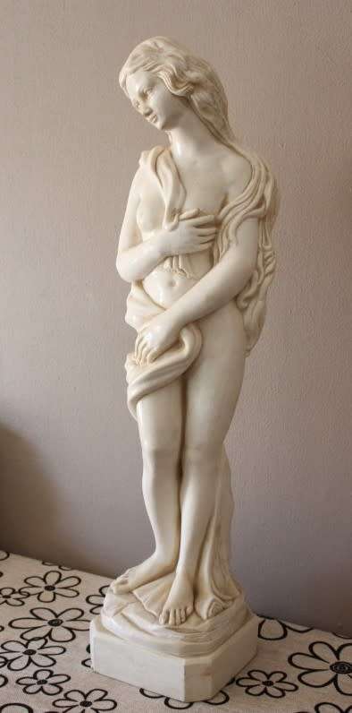 A gorgeous large oxylite statue of a lady in great condition. Beautiful on display in all rooms!!