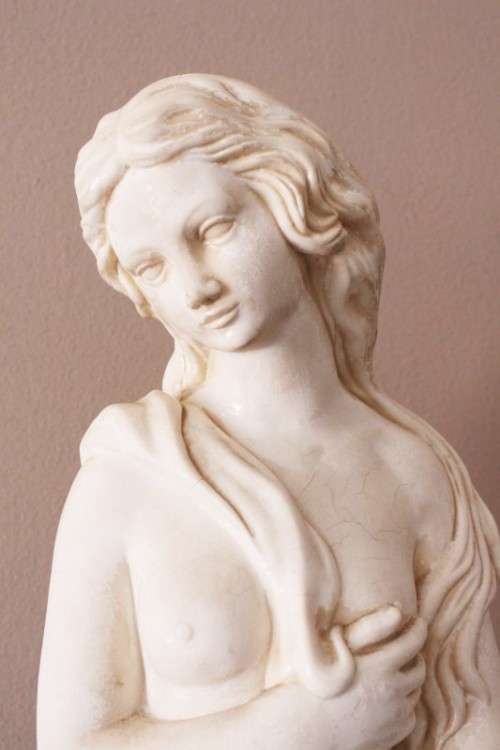 A gorgeous large oxylite statue of a lady in great condition. Beautiful on display in all rooms!!