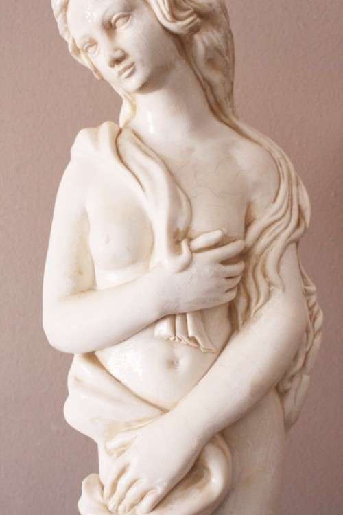 A gorgeous large oxylite statue of a lady in great condition. Beautiful on display in all rooms!!