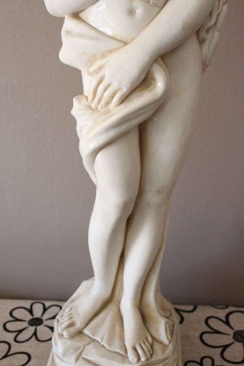 A gorgeous large oxylite statue of a lady in great condition. Beautiful on display in all rooms!!
