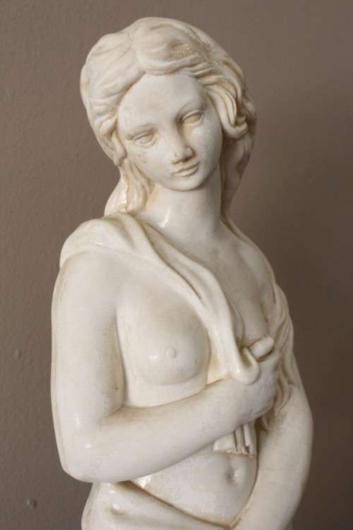 A gorgeous large oxylite statue of a lady in great condition. Beautiful on display in all rooms!!