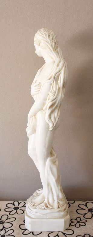 A gorgeous large oxylite statue of a lady in great condition. Beautiful on display in all rooms!!