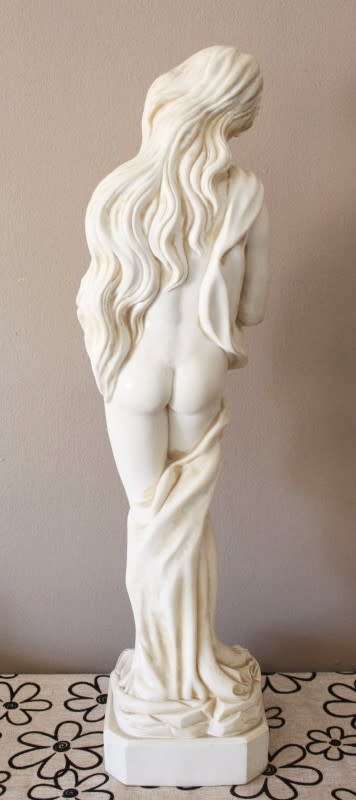 A gorgeous large oxylite statue of a lady in great condition. Beautiful on display in all rooms!!