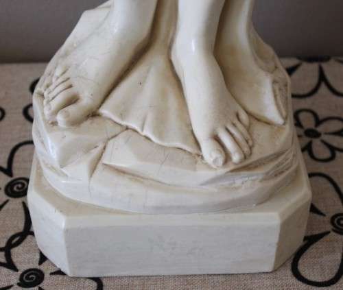A gorgeous large oxylite statue of a lady in great condition. Beautiful on display in all rooms!!