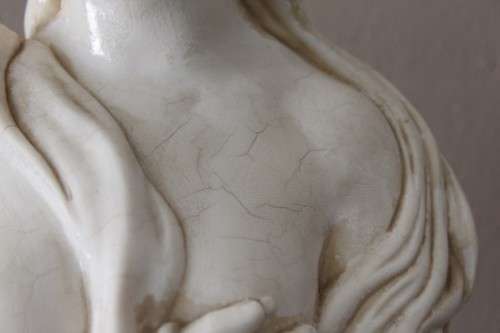 A gorgeous large oxylite statue of a lady in great condition. Beautiful on display in all rooms!!