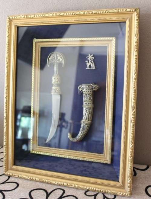 An amazing vintage ornamental replica boxed dagger for display purposes only. Stunning!!!