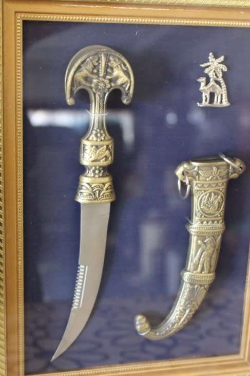 An amazing vintage ornamental replica boxed dagger for display purposes only. Stunning!!!
