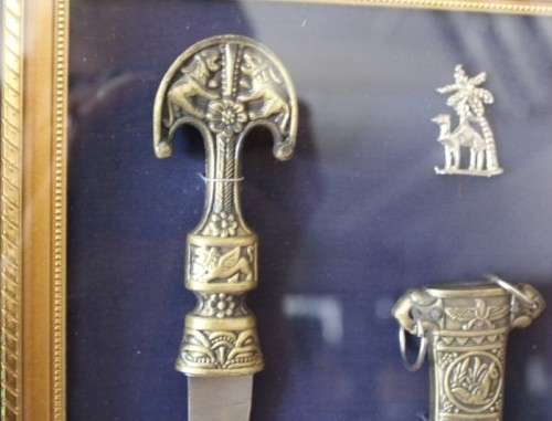 An amazing vintage ornamental replica boxed dagger for display purposes only. Stunning!!!