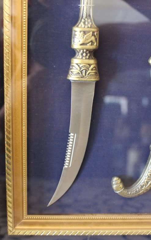 An amazing vintage ornamental replica boxed dagger for display purposes only. Stunning!!!