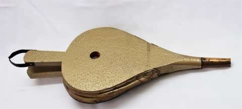A gorgeous vintage fire bellow, made of copper. Perfect for display, in working condition.
