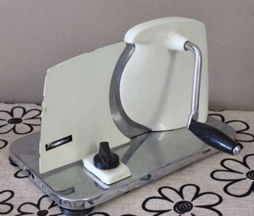 An awesome vintage Pineware bread/cold meat slicer. Stunning in all kitchens!!