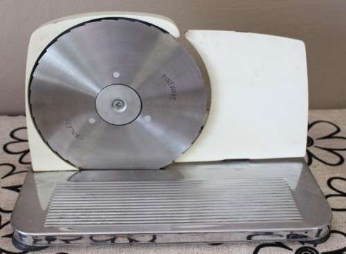 An awesome vintage Pineware bread/cold meat slicer. Stunning in all kitchens!!