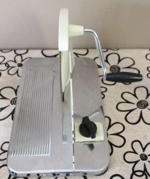 An awesome vintage Pineware bread/cold meat slicer. Stunning in all kitchens!!