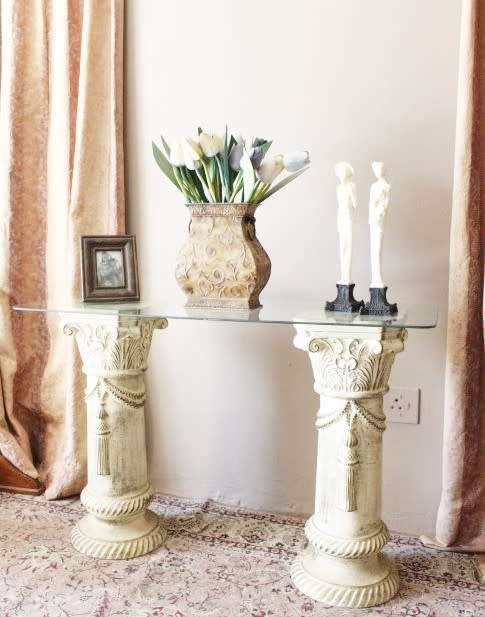 A stylish glass top hall table with two roped pillars. Stunning in all living areas!!!.