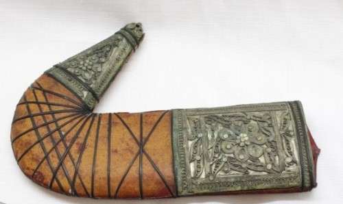 An amazing (34cm) antique authentic Middle Eastern Yemeni Jimbaya dagger with a sheath. Awesome!!!