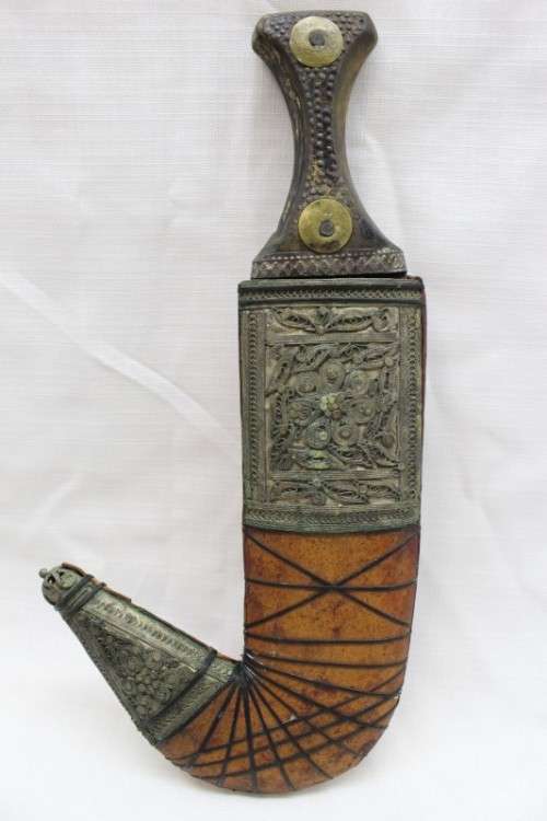 An amazing (34cm) antique authentic Middle Eastern Yemeni Jimbaya dagger with a sheath. Awesome!!!