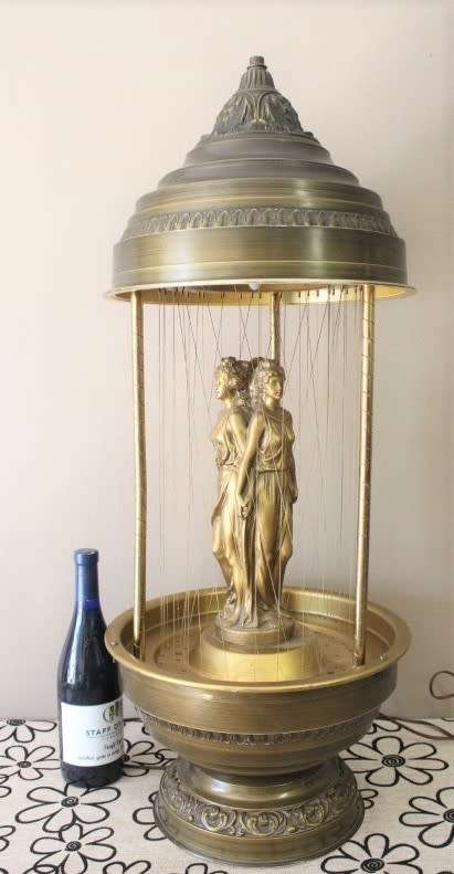 A gorgeous vintage oil rain table lamp good condition. Stunning in all living rooms!!