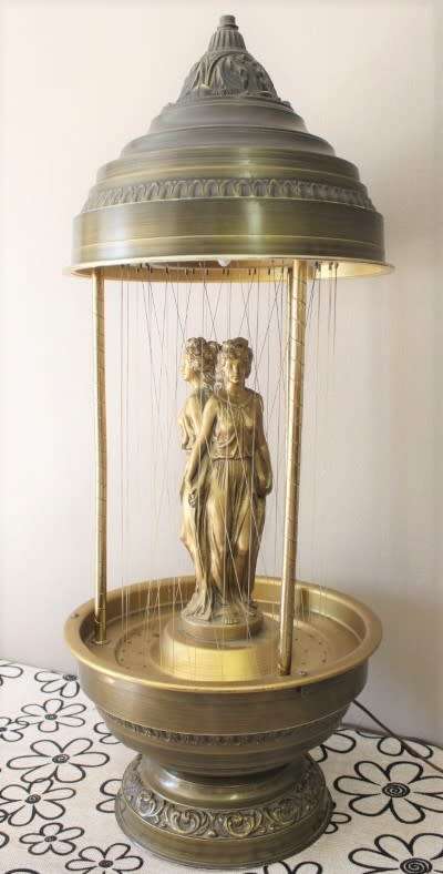 A gorgeous vintage oil rain table lamp good condition. Stunning in all living rooms!!