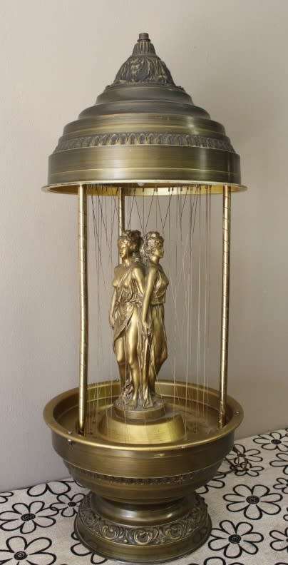 A gorgeous vintage oil rain table lamp good condition. Stunning in all living rooms!!