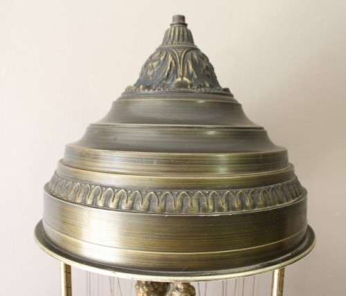 A gorgeous vintage oil rain table lamp good condition. Stunning in all living rooms!!
