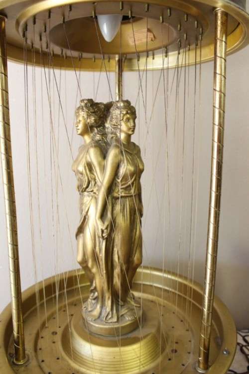 A gorgeous vintage oil rain table lamp good condition. Stunning in all living rooms!!