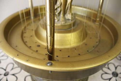 A gorgeous vintage oil rain table lamp good condition. Stunning in all living rooms!!