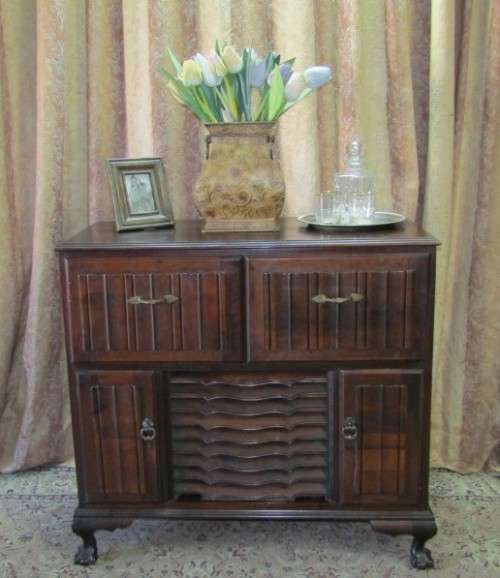 A wonderful vintage ball & claw "Murphy" radiogram in a stylish wood cabinet in working order