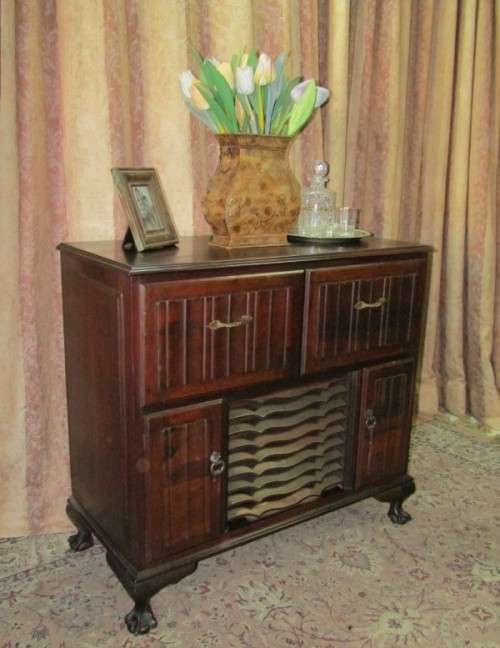 A wonderful vintage ball & claw "Murphy" radiogram in a stylish wood cabinet in working order