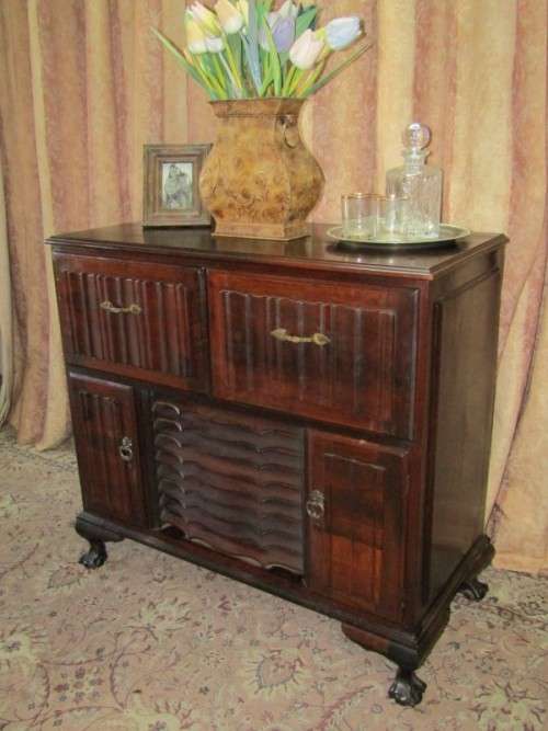 A wonderful vintage ball & claw "Murphy" radiogram in a stylish wood cabinet in working order