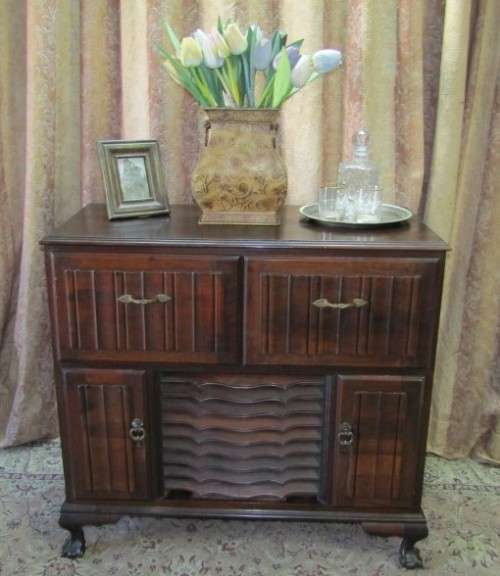 A wonderful vintage ball & claw "Murphy" radiogram in a stylish wood cabinet in working order