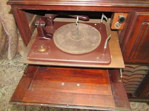 A wonderful vintage ball & claw "Murphy" radiogram in a stylish wood cabinet in working order