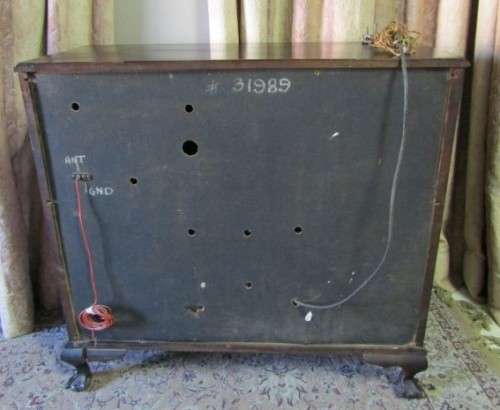 A wonderful vintage ball & claw "Murphy" radiogram in a stylish wood cabinet in working order