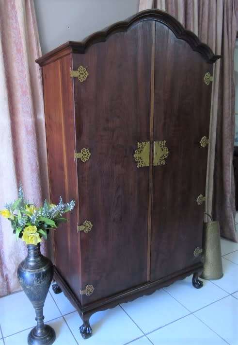 A beautiful, stylish vintage Imbuia 2 door ball & claw wardrobe w/ hanging space and 3 drawers